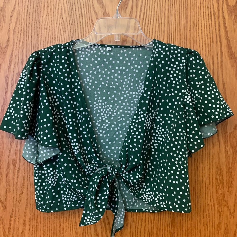 Cropped front tie spotted shirt
